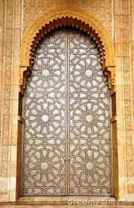 هنر گره چینی بر روی درب مسجد