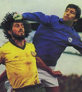 ناصر حجازی در مقابل بازیکن استرالیایی در بهار ۱۳۵۶، مقدماتی جام جهانی ۱۹۷۸