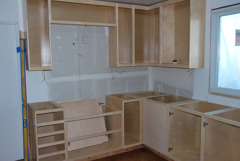 آماده سازی و ساخت کابینت آشپزخانه با رنگ پلی اورتان 