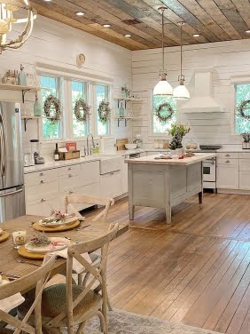 طراحی لوکس و جالب کابینت آشپزخانه با سقف کاذب چوبی و کفپوش چوب طبیعی 