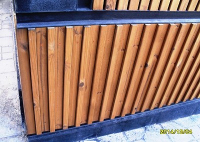 دیوار کوب ترموود چوب کاج فنلاندی با طرح کرکره ای