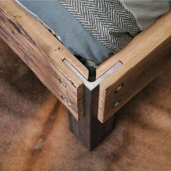 عکس پایه یک تخت خواب ساخته شده از چوب و فلز 