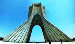 برج آزادی نماد تهران در حال تخریب