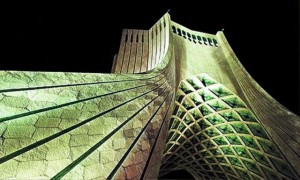 برج آزادی نماد تهران در حال تخریب