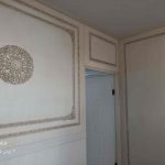 قاب دیواری کلاسیک با گل منبت چوبی در پروژه بازسازی منزل شهرک امید