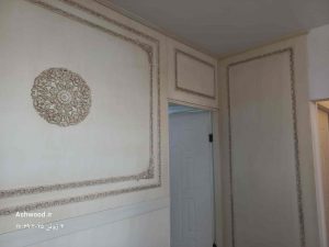 قاب دیواری کلاسیک با گل منبت چوبی در پروژه بازسازی منزل شهرک امید