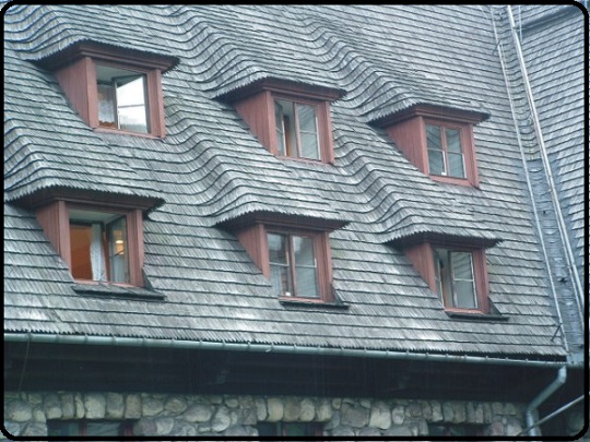 سقف توفال کوبی در خوابگاه Zakopane ، لهستان . با مساحت 6000 متر مربع، یکی از بزرگترین سقفهای چوبی در اروپا بود.