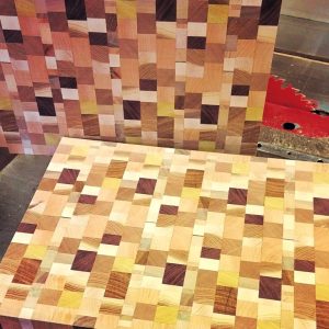 صفحه میز شطرنجی ساخته شده با انواع چوب روشن و تیره رنگ