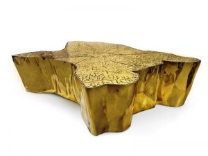 میز جلو مبلی از تنه درخت با پوشش ورق طلا