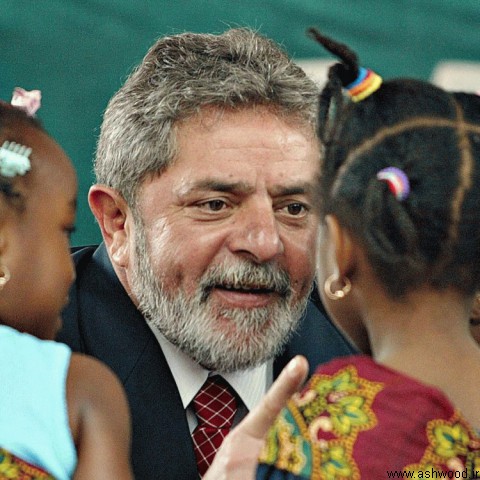 لولا داسیلوا رئیس‌جمهور سابق برزیل با جوانان موزامبیکی صحبت می‌کند.