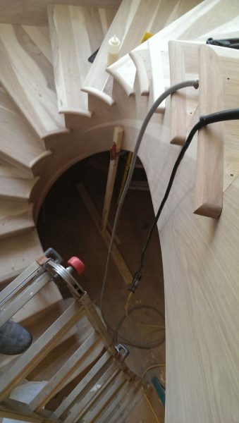 نمونه کار پله چوبی قوس دار، اجرای پله دوبلکس چوبی