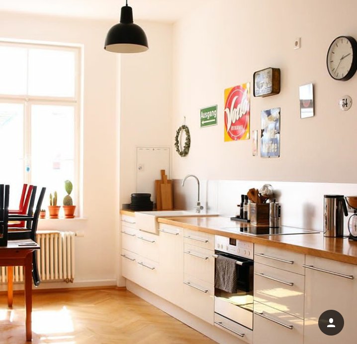 کابینت آشپزخانه با صفحه چوبی و بدنه سفید 