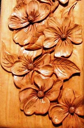 طرح گل و برگ منبت شده روی چوب