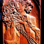 کنده کاری تصویر یک زن زیبا بر روی چوب