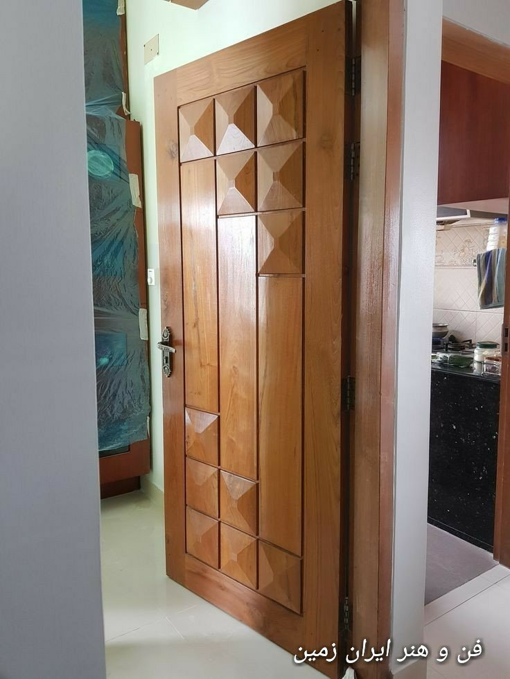 عکس درب چوبی، طرح اهرام  روی درب تمام چوب