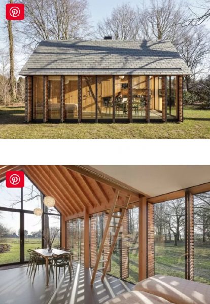 خانه چوبی با درب های شیشه ای بزرگ 