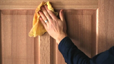 تمیز کردن درب چوبی