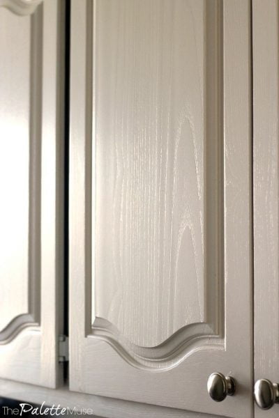 رنگ موج برجسته بلوط روی درب کابینت ، رنگ کاری چوب 