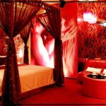 دیواره قرمز رنگ و تختی سلطنتی - دکوراسیون اتاق خواب