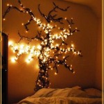درخت نورپردازی شده ، تخت خواب و دکوراسیون اتاق خواب
