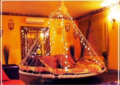 اتاق خواب - تخت حوابی زیبا به شکل خیمه با قاب عکس مشبک