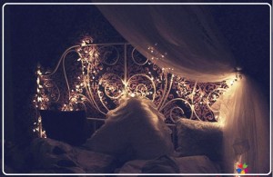 اتاق خواب نورپردازی لابه لای فرفورژه هایی به سبک کلاسیک