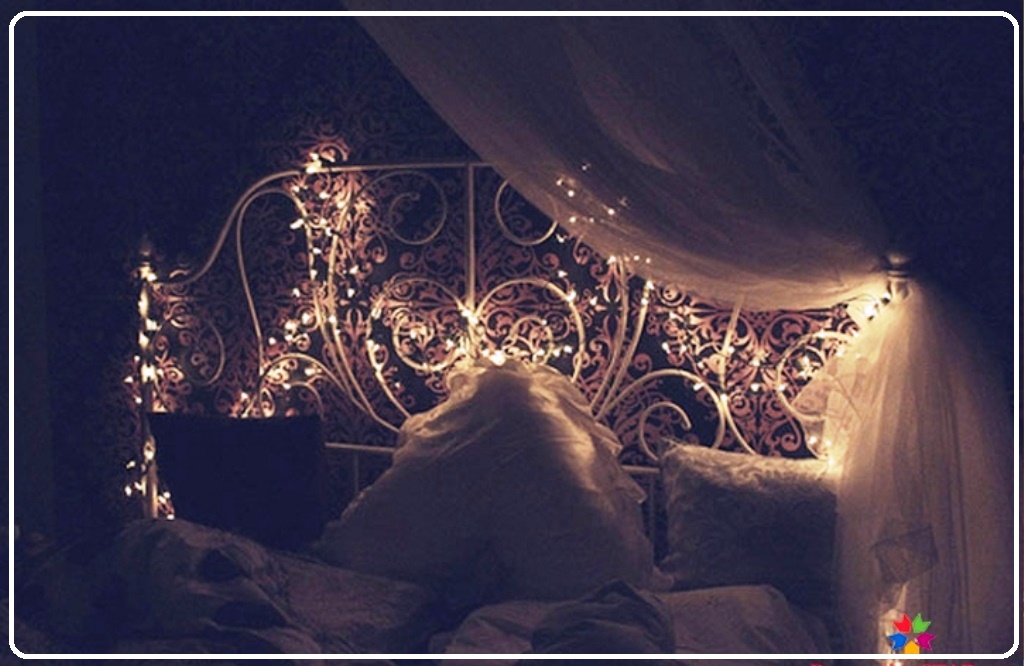 Сон эстетика. Кровать с гирляндой Эстетика. Новогодняя кровать ночью. Комната с гирляндой Эстетика. Спальня ночью Эстетика.