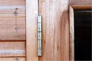 درب چوبی که بوسیله لولا تخت لولاشده است 