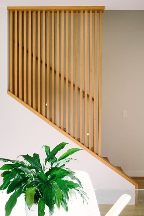 پله مدرن با کف پله چوب و نرده های چوبی 