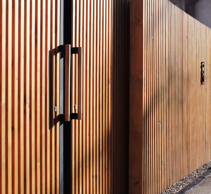 مدل درب ورودی ساختمان مدرن چوب و فلز