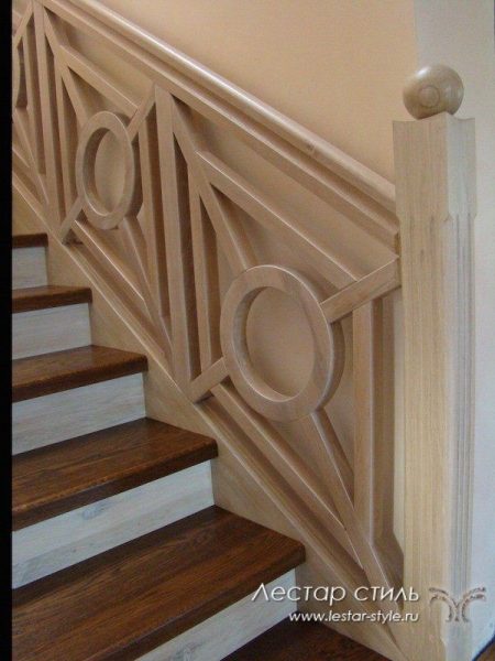نرده چوبی سبک مدرن در پله چوبی جالب و زیبا 