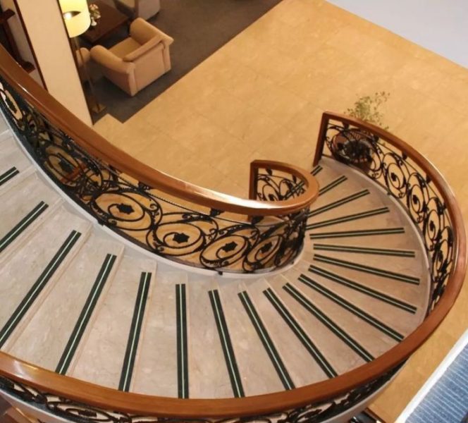 زیبایی و ظرافت: قوس‌های هندریل چوبی، زیبایی و ظرافت خاصی به پله‌ها می‌بخشند