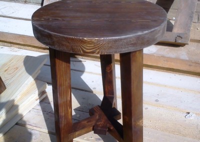 میز و چهار پایه چوبی