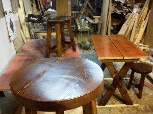 دکوراسیون چوبی ، میز آشپزخانه ، چهارپایه و سه پایه چوبی لوکس