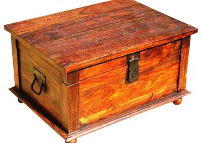 صندوقچه چوبی ساخته شده با چوب به سبک معماری روستیک و با یراق قدیمی