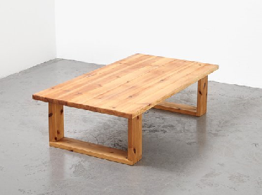 استفاده از چوب کاج در ساخت میز و صندلی های چوبی، میز کوچک قهوه خوری ساخته شده از چوب کاج