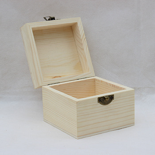 کاربرد چوب کاج در ابزار و وسایل چوبی، صندوق چوبی ساخته شده از چوب کاج