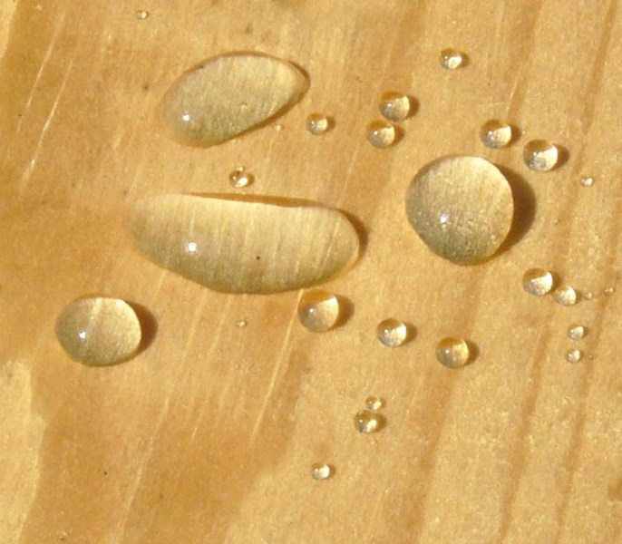 لکه های آب روی سطوح چوبی