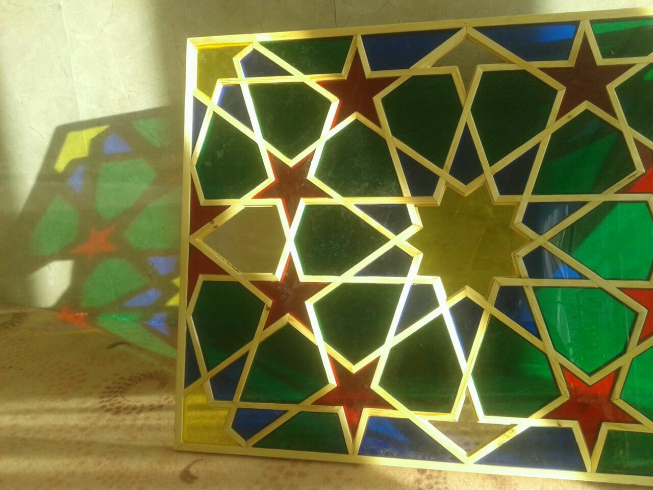 کتیبه گره چینی شمسه با شیشه رنگی، دکوراسیون سنتی ایرانی 