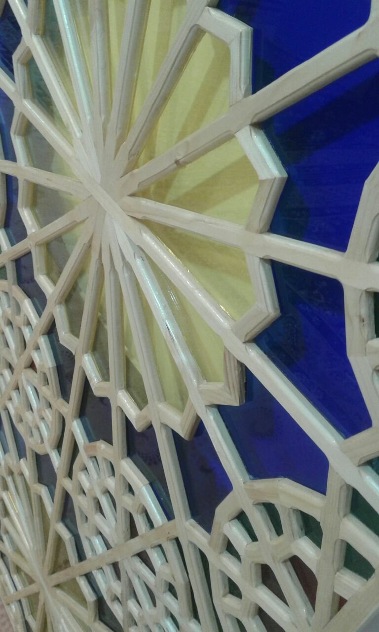 کتیبه گره چینی شمسه با شیشه رنگی، دکوراسیون سنتی ایرانی 