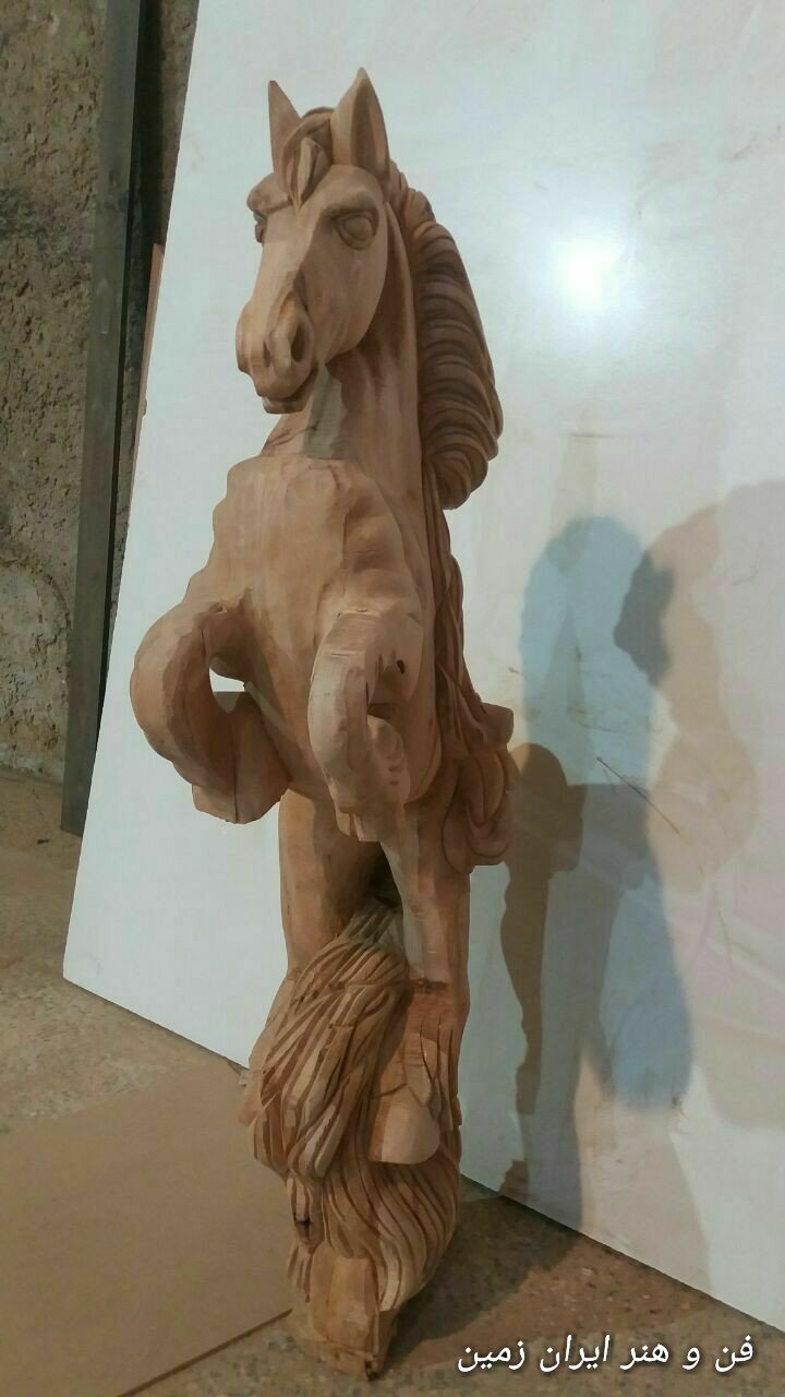 مجسمه اسب چوبی منبت کاری شده برای پله چوبی