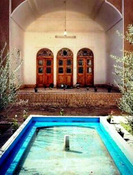 خونه قدیمی , معماری ایران زمین , حووض و شمعدونی و پنجره ارسی