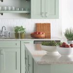 دکوراسیون آشپزخانه سبز و سفید کلاسیک