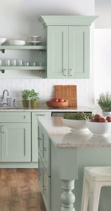 دکوراسیون آشپزخانه سبز و سفید کلاسیک