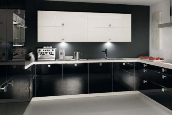 کابینت هایی با رنگها متضاد سفید و سیاه، فضای جالبی در آشپزخانه ایجاد می کنند
