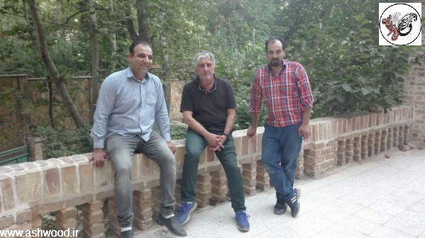 عکس یادگاری از سمت چپ استاد حسن حیدری , استاد هنرمند رضا کیانیان ، فربد حیدری مدیریت گروه فن و هنر