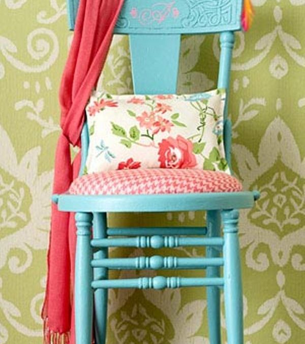 چگونه صندلیهای چوبی قدیمی خود را به این رنگهای زیبا تغییر دهید