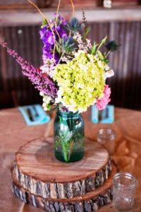 میز چوبی با گلدان گل چوبی روستایی