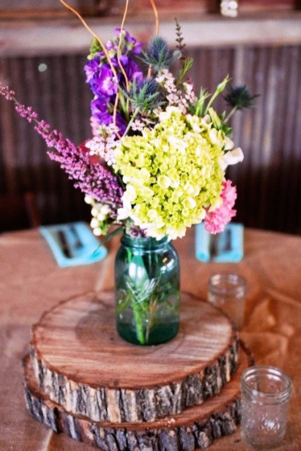 میز چوبی با گلدان گل چوبی روستایی