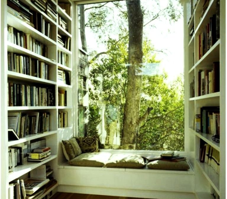 پنجره در کنار کتابخانه چوبی به رنگ سفید